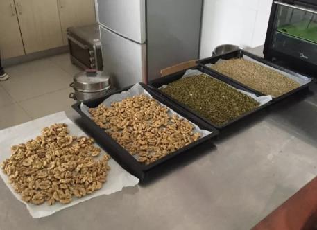 普亲养老：一块自制芝麻糖里的甜蜜告白！