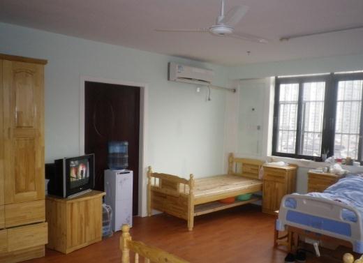 上海黄浦区申福敬老院具有一支专业化的护理老年痴呆、精神类疾病、意外摔伤、骨折及长期卧床老人的护理队伍，这支队伍里不仅有经过专业化培训的护理员